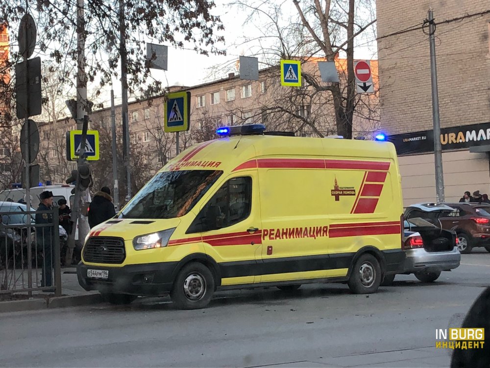 В Екатеринбурге автомобиль вылетел на тротуар и сбил несколько человек В Екатеринбурге автомобиль вылетел на тротуар и сбил несколько человек