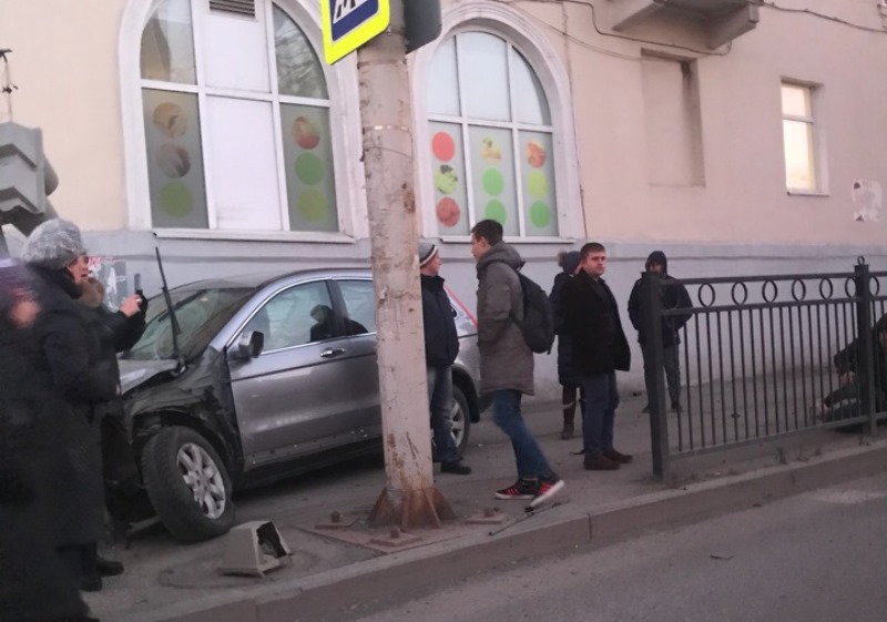 В Екатеринбурге автомобиль вылетел на тротуар и сбил несколько человек В Екатеринбурге автомобиль вылетел на тротуар и сбил несколько человек