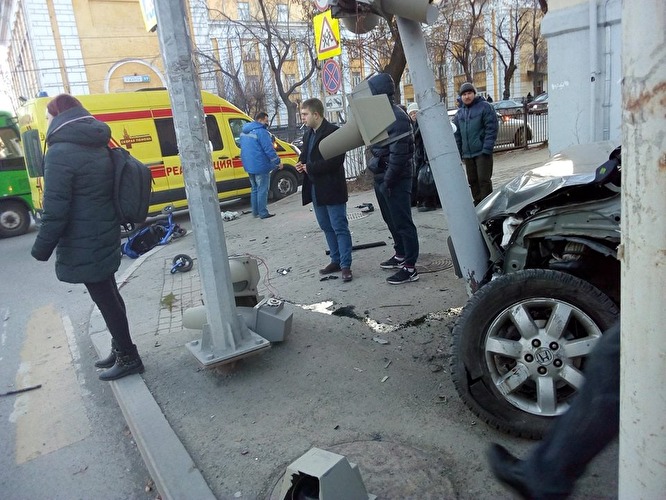 В Екатеринбурге автомобиль вылетел на тротуар и сбил несколько человек В Екатеринбурге автомобиль вылетел на тротуар и сбил несколько человек