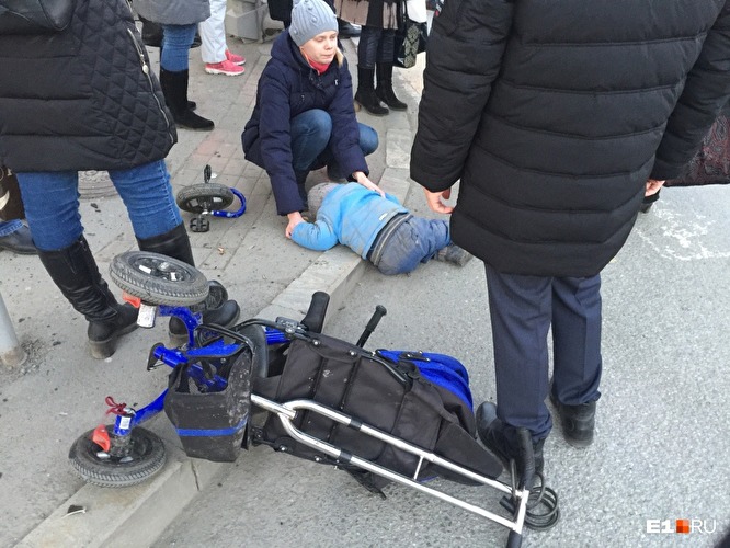 В Екатеринбурге автомобиль вылетел на тротуар и сбил несколько человек В Екатеринбурге автомобиль вылетел на тротуар и сбил несколько человек
