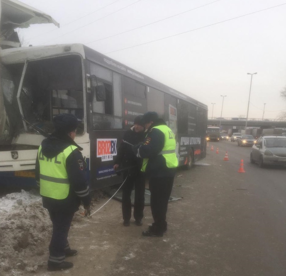 В ДТП с участием автобуса на дублёре Сибирского тракта пострадали 9 человек В ДТП с участием автобуса на дублёре Сибирского тракта пострадали 9 человек