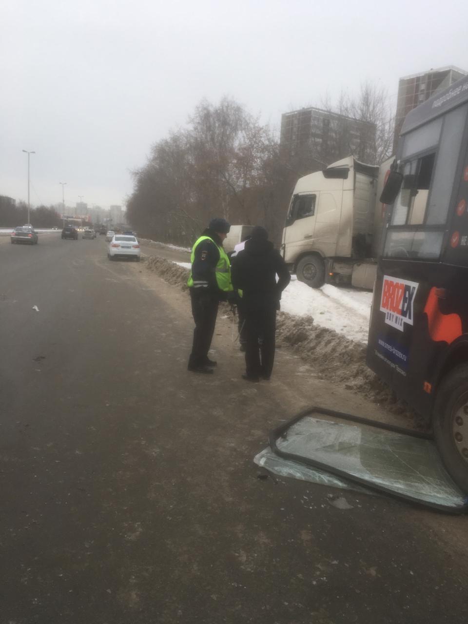 В ДТП с участием автобуса на дублёре Сибирского тракта пострадали 9 человек В ДТП с участием автобуса на дублёре Сибирского тракта пострадали 9 человек