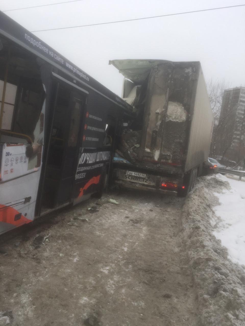 В ДТП с участием автобуса на дублёре Сибирского тракта пострадали 9 человек В ДТП с участием автобуса на дублёре Сибирского тракта пострадали 9 человек