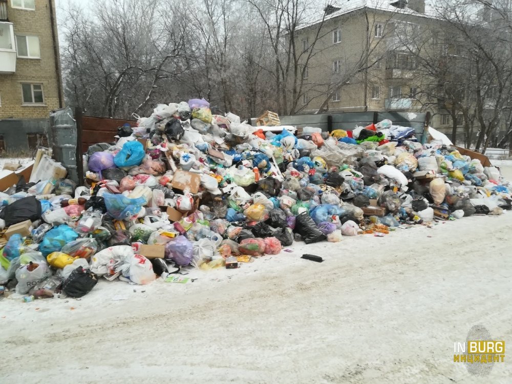 В Екатеринбурге территория 19-го военного городка превратилась в большую мусорную свалку В Екатеринбурге территория 19-го военного городка превратилась в большую мусорную свалку