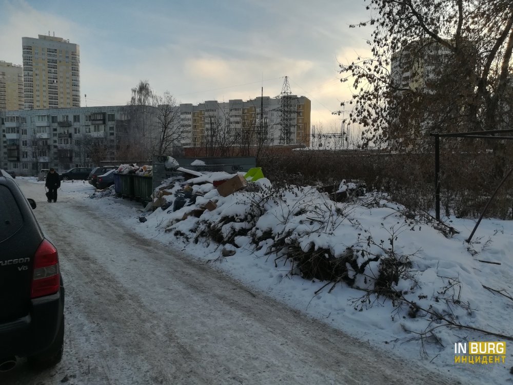 В Екатеринбурге территория 19-го военного городка превратилась в большую мусорную свалку В Екатеринбурге территория 19-го военного городка превратилась в большую мусорную свалку