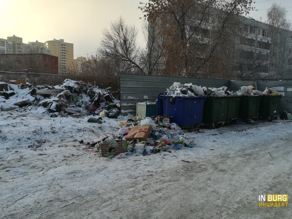 В Екатеринбурге территория 19-го военного городка превратилась в большую мусорную свалку В Екатеринбурге территория 19-го военного городка превратилась в большую мусорную свалку