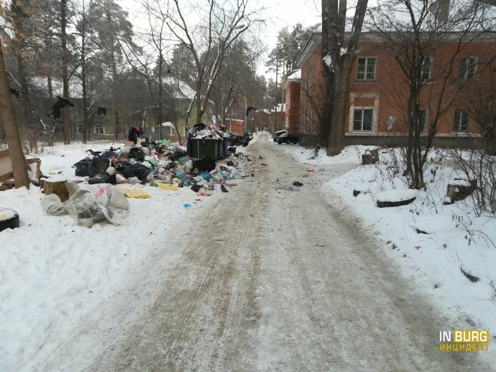 В Екатеринбурге территория 19-го военного городка превратилась в большую мусорную свалку В Екатеринбурге территория 19-го военного городка превратилась в большую мусорную свалку