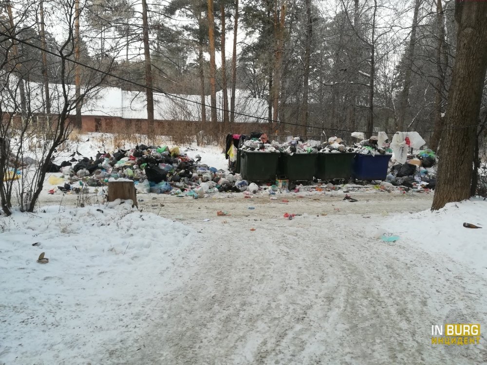 В Екатеринбурге территория 19-го военного городка превратилась в большую мусорную свалку В Екатеринбурге территория 19-го военного городка превратилась в большую мусорную свалку