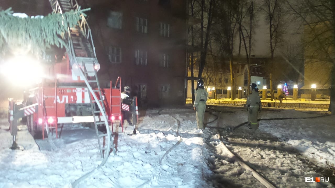 В Екатеринбурге утром почти одновременно загорелись два расселенных дома В Екатеринбурге утром почти одновременно загорелись два расселенных дома