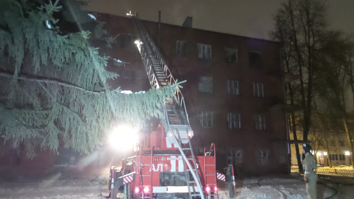 В Екатеринбурге утром почти одновременно загорелись два расселенных дома В Екатеринбурге утром почти одновременно загорелись два расселенных дома