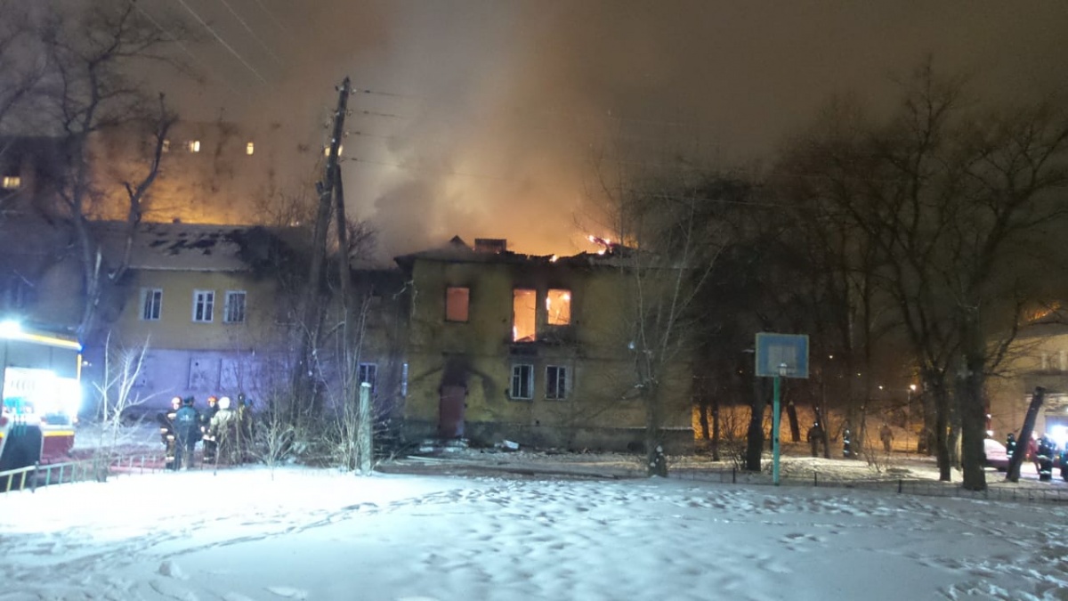 В Екатеринбурге утром почти одновременно загорелись два расселенных дома В Екатеринбурге утром почти одновременно загорелись два расселенных дома