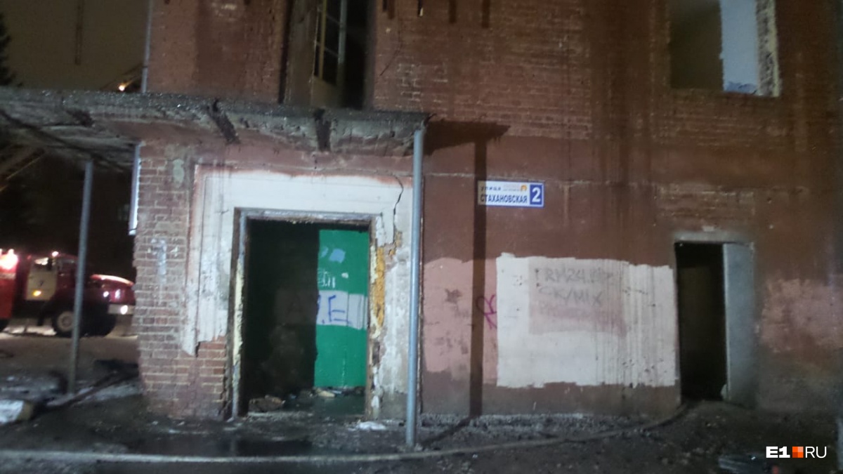 В Екатеринбурге утром почти одновременно загорелись два расселенных дома В Екатеринбурге утром почти одновременно загорелись два расселенных дома