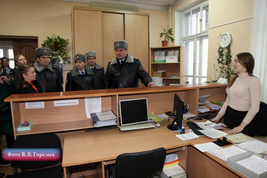 Врио главы свердловской полиции посетил отдел по вопросам миграции в Екатеринбурге Врио главы свердловской полиции посетил отдел по вопросам миграции в Екатеринбурге