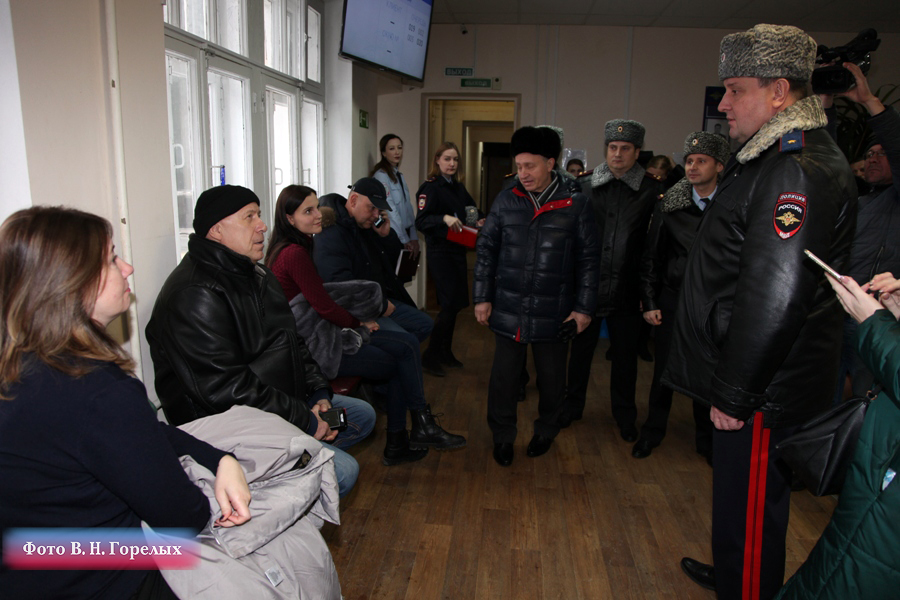 Врио главы свердловской полиции посетил отдел по вопросам миграции в Екатеринбурге Врио главы свердловской полиции посетил отдел по вопросам миграции в Екатеринбурге