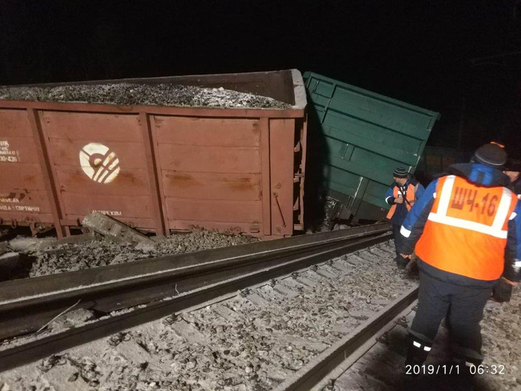 В новогоднюю ночь в Свердловской области с рельсов сошли 16 вагонов с углём: до нужных станций пассажиров будут довозить автобусы