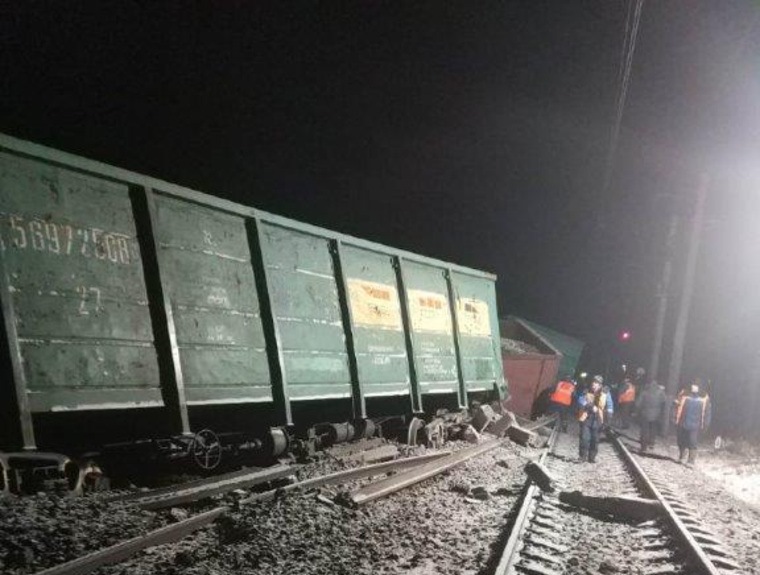 В новогоднюю ночь в Свердловской области с рельсов сошли 16 вагонов с углём: до нужных станций пассажиров будут довозить автобусы