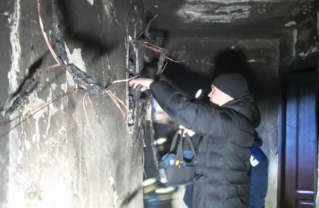В Екатеринбурге мужчина факелом поджёг коммунальную квартиру В Екатеринбурге мужчина факелом поджёг коммунальную квартиру