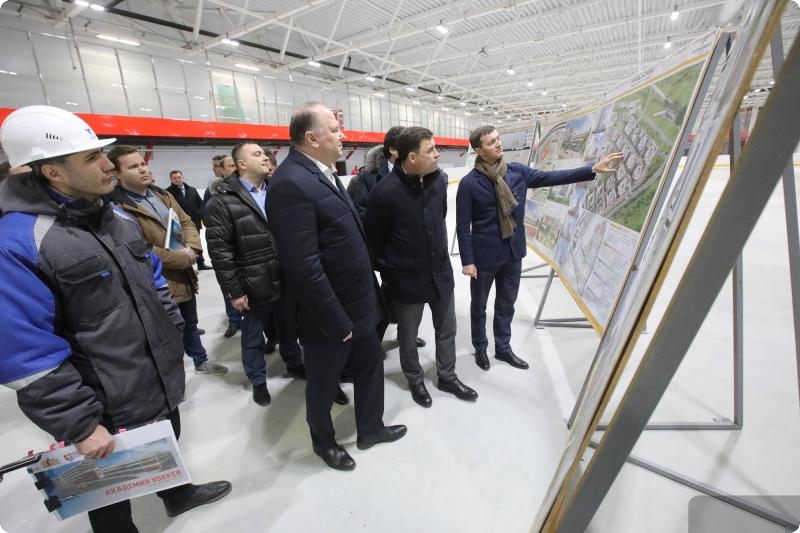 Куйвашев презентовал полпреду Цуканову академию хоккея в Солнечном Куйвашев презентовал полпреду Цуканову академию хоккея в Солнечном