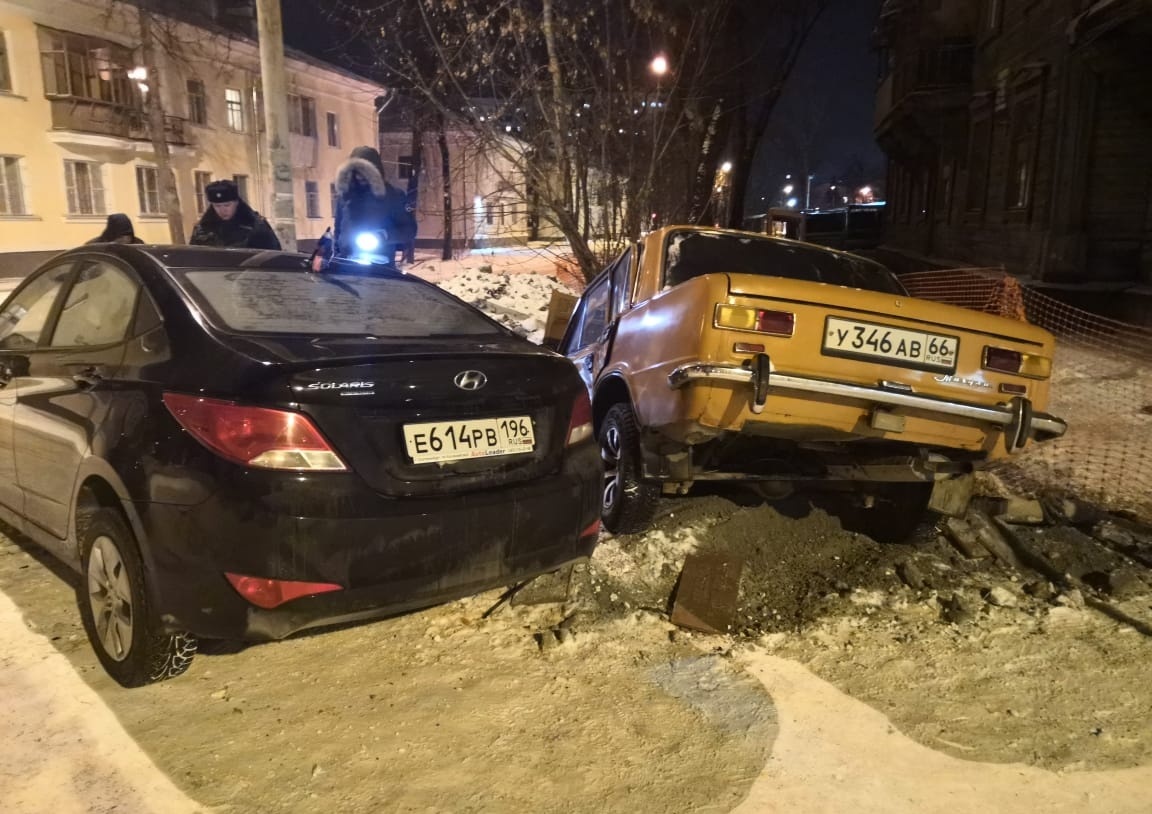 На Уралмаше в результате ДТП два автомобиля оказались в траншее