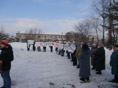 В свердловском поселке жители потребовали отставки главы и наказания для коммунальщиков