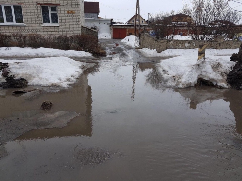 В Свердловской области растаял «город-сугроб», превратившись в огромную лужу