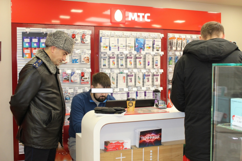 В московском метро задержали молодого человека, подозреваемого в разбойном нападении на салон сотовой связи в Нижнем Тагиле