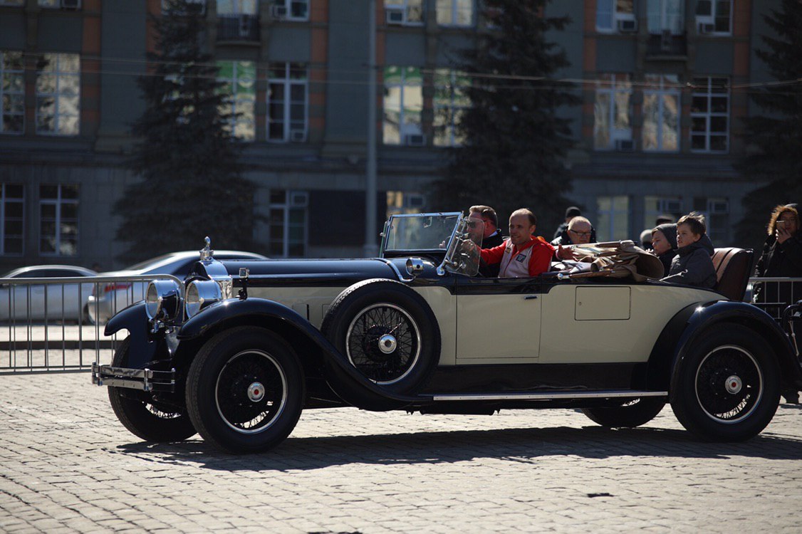 В Екатеринбурге прошел баттл 100-летних автомобилей В Екатеринбурге прошел баттл 100-летних автомобилей