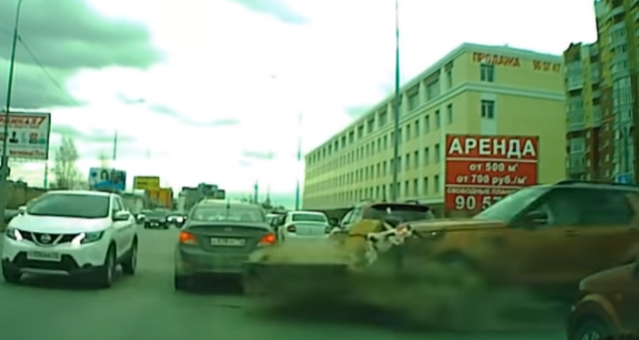 Жуткая авария в Тюмени попала на видео Жуткая авария в Тюмени попала на видео