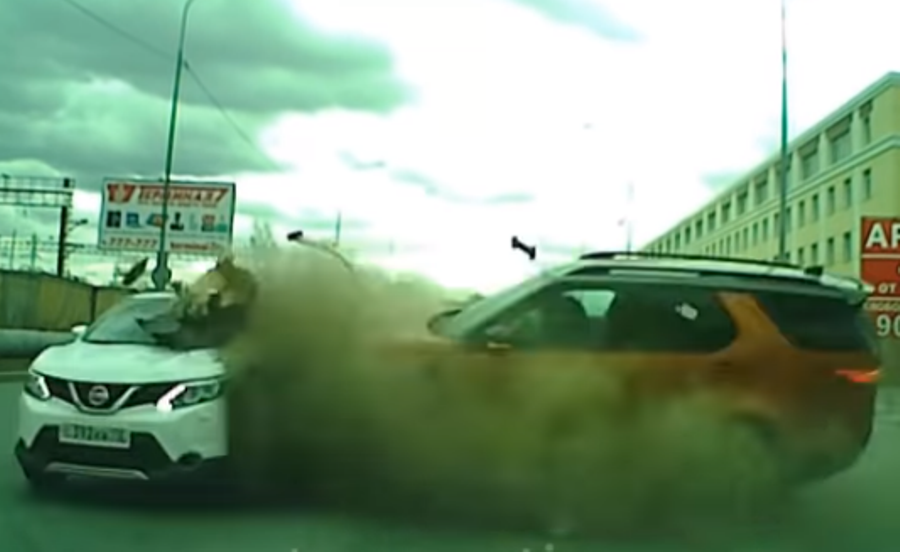 Жуткая авария в Тюмени попала на видео Жуткая авария в Тюмени попала на видео