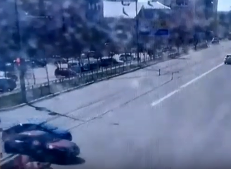 В Оренбурге пожарная машина раздавила легковой автомобиль. ДТП попало на видео В Оренбурге пожарная машина раздавила легковой автомобиль. ДТП попало на видео