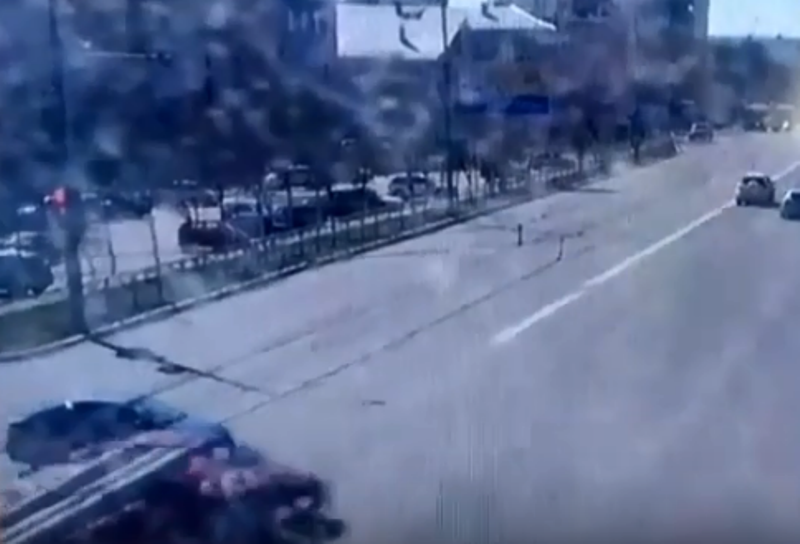 В Оренбурге пожарная машина раздавила легковой автомобиль. ДТП попало на видео В Оренбурге пожарная машина раздавила легковой автомобиль. ДТП попало на видео