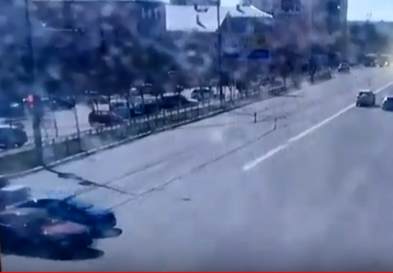 В Оренбурге пожарная машина раздавила легковой автомобиль. ДТП попало на видео В Оренбурге пожарная машина раздавила легковой автомобиль. ДТП попало на видео