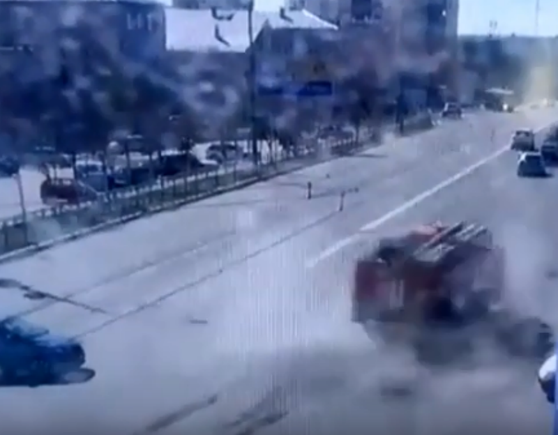 В Оренбурге пожарная машина раздавила легковой автомобиль. ДТП попало на видео В Оренбурге пожарная машина раздавила легковой автомобиль. ДТП попало на видео