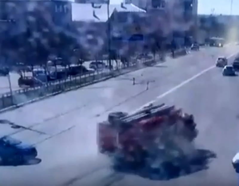 В Оренбурге пожарная машина раздавила легковой автомобиль. ДТП попало на видео В Оренбурге пожарная машина раздавила легковой автомобиль. ДТП попало на видео
