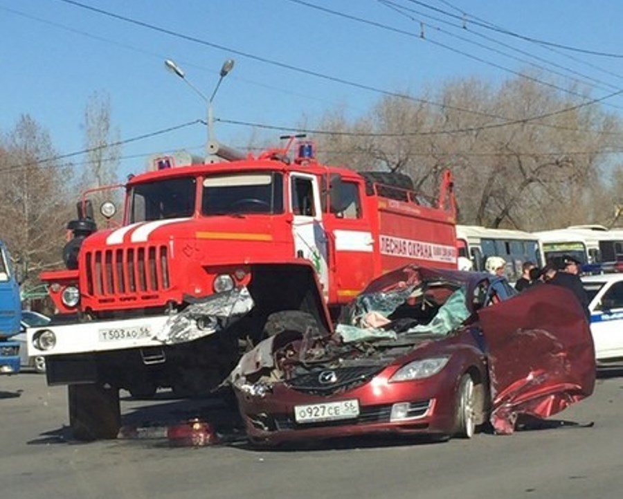 В Оренбурге пожарная машина раздавила легковой автомобиль. ДТП попало на видео В Оренбурге пожарная машина раздавила легковой автомобиль. ДТП попало на видео