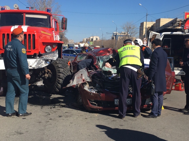 В Оренбурге пожарная машина раздавила легковой автомобиль. ДТП попало на видео В Оренбурге пожарная машина раздавила легковой автомобиль. ДТП попало на видео