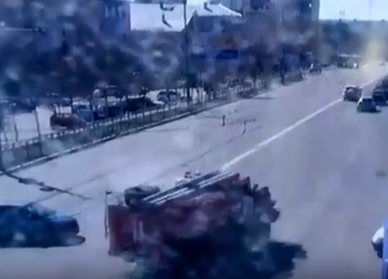 В Оренбурге пожарная машина раздавила легковой автомобиль. ДТП попало на видео В Оренбурге пожарная машина раздавила легковой автомобиль. ДТП попало на видео