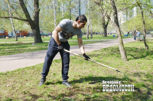 В Екатеринбурге прошел «консульский» субботник в сквере, названном в честь армянского композитора