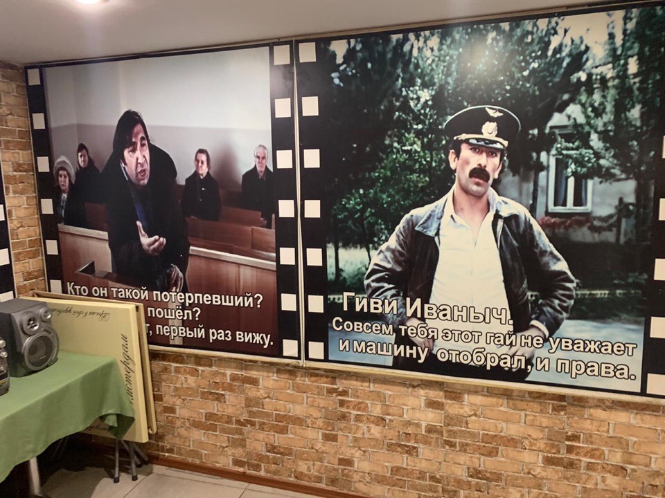 В Екатеринбурге сотрудники полиции изъяли чачу и вино из грузинского кафе (ФОТО) В Екатеринбурге сотрудники полиции изъяли чачу и вино из грузинского кафе (ФОТО)