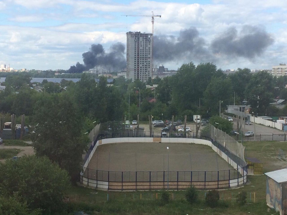 В Екатеринбурге горят склады на Сортировке В Екатеринбурге горят склады на Сортировке