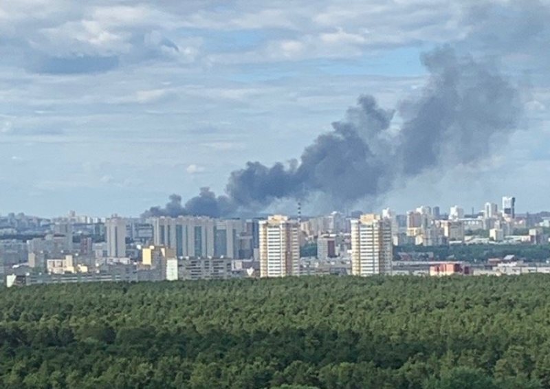 В Екатеринбурге горят склады на Сортировке В Екатеринбурге горят склады на Сортировке