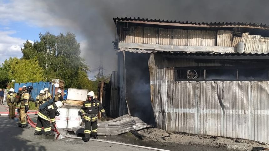 В Екатеринбурге горят склады на Сортировке В Екатеринбурге горят склады на Сортировке