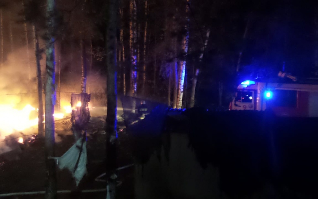Ночью в Екатеринбурге в ЦПКиО им. Маяковского произошёл пожар. Сгорела конюшня Ночью в Екатеринбурге в ЦПКиО им. Маяковского произошёл пожар. Сгорела конюшня