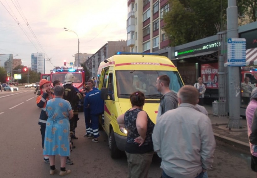 Выпрыгнул с 4 этажа: в Екатеринбурге загорелся балкон многоэтажки Выпрыгнул с 4 этажа: в Екатеринбурге загорелся балкон многоэтажки