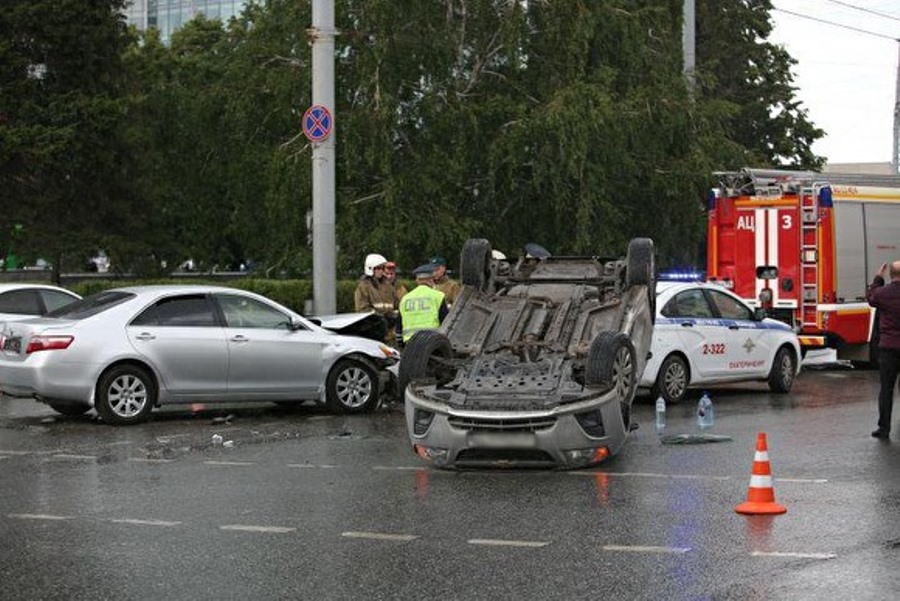 В самом центре Екатеринбурга в ДТП перевернулся автомобиль В самом центре Екатеринбурга в ДТП перевернулся автомобиль