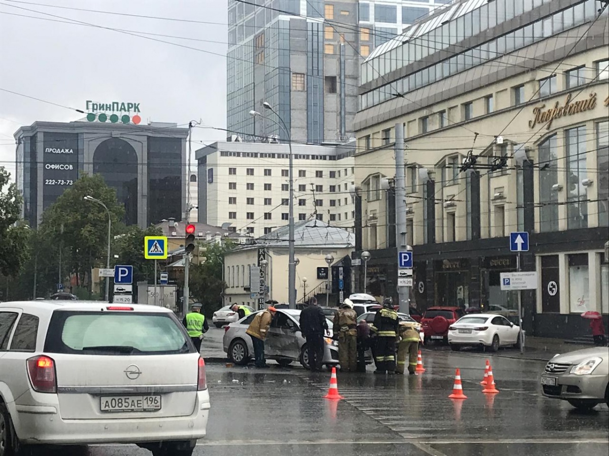 В самом центре Екатеринбурга в ДТП перевернулся автомобиль В самом центре Екатеринбурга в ДТП перевернулся автомобиль
