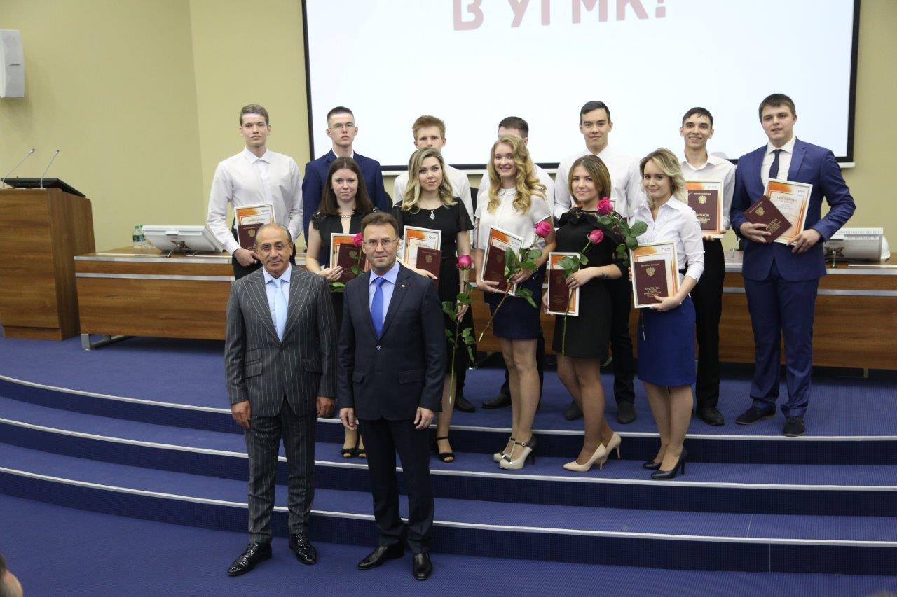 Выпускникам техникума «Юность» вручили дипломы и приглашения на работу в УГМК Выпускникам техникума «Юность» вручили дипломы и приглашения на работу в УГМК