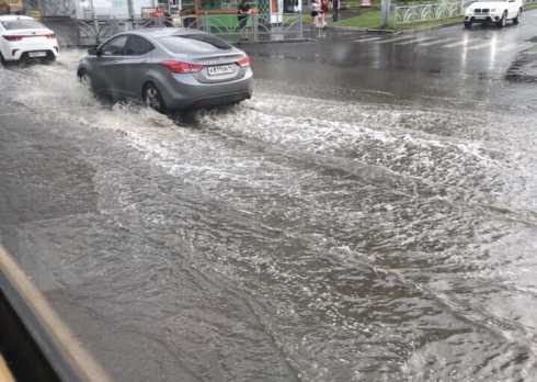 Екатеринбург утонул: ливневый дождь затопил несколько улиц города