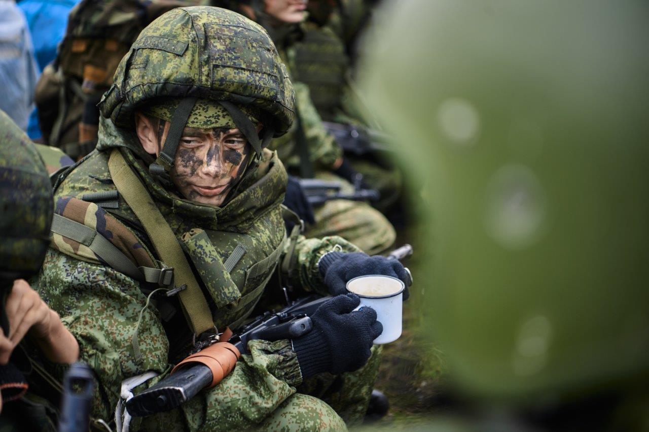 Десятки школьников приняли участие в военно-патриотических обучающих сборах на аэродроме Быньги