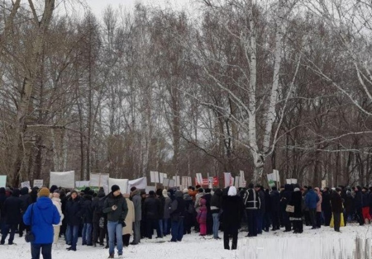 «Нам здесь жить»: в Екатеринбурге проходит митинг против строительства мусорного полигона